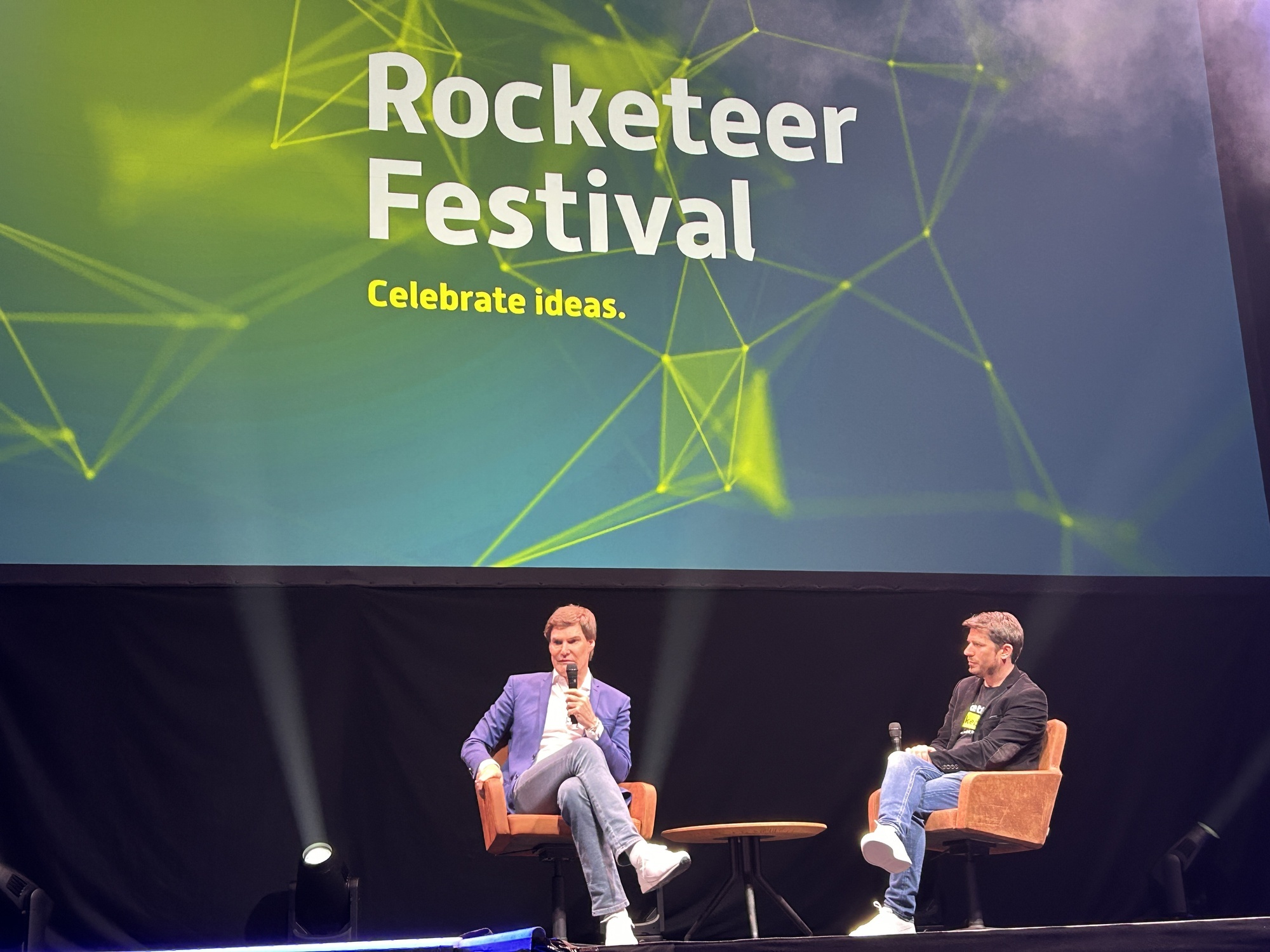 Carsten Maschmeyer (links) und Daniel Kempf (rechts) auf der Bühne des Rocketeer Festivals 2024. Foto: B4BSCHWABEN.de
