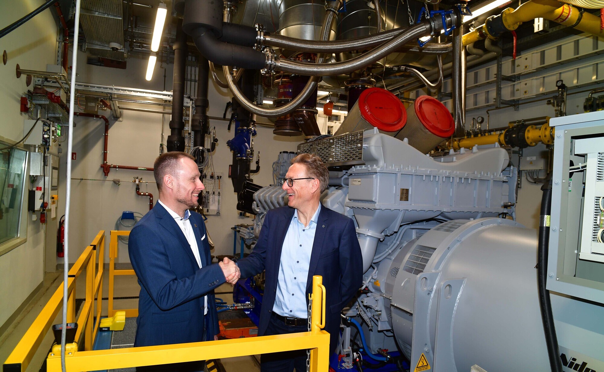 Tobias Schnell, Geschäftsführer von Rolls-Royce Solutions Augsburg GmbH und swa-Vertriebsleiter Ulrich Längle werden im Rahmen d